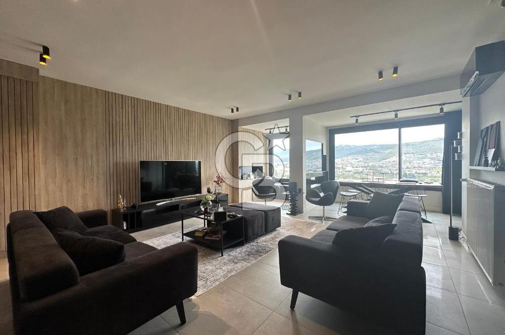 Güzelbahçe de Güvenlikli Site İçerisinde Deniz Manzaralı Villa