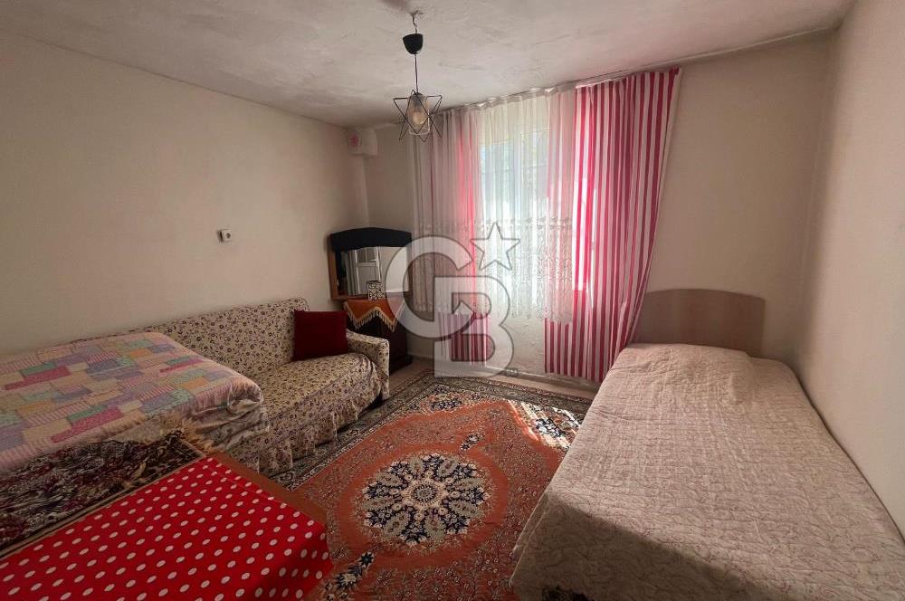 URLA GÜLBAHÇE'DE İÇERİSİNDE KAYITLI BİNA OLAN İMARLI ARSA