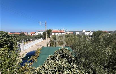 URLA GÜLBAHÇE'DE İÇERİSİNDE KAYITLI BİNA OLAN İMARLI ARSA