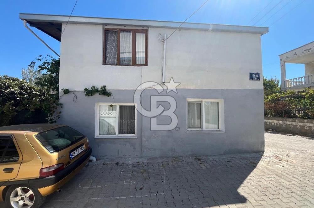 URLA GÜLBAHÇE'DE İÇERİSİNDE KAYITLI BİNA OLAN İMARLI ARSA
