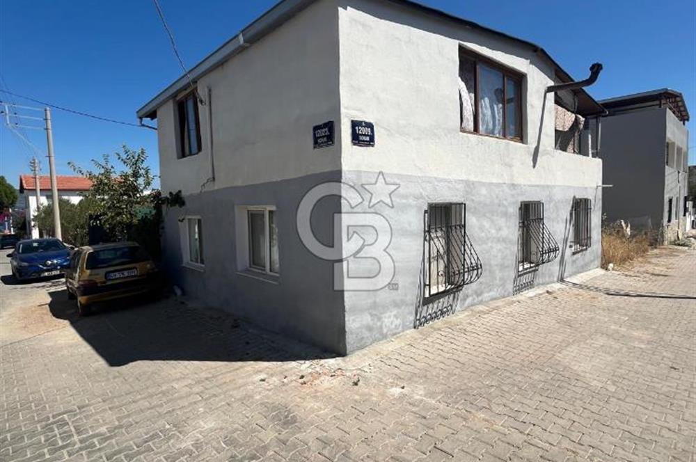 URLA GÜLBAHÇE'DE İÇERİSİNDE KAYITLI BİNA OLAN İMARLI ARSA