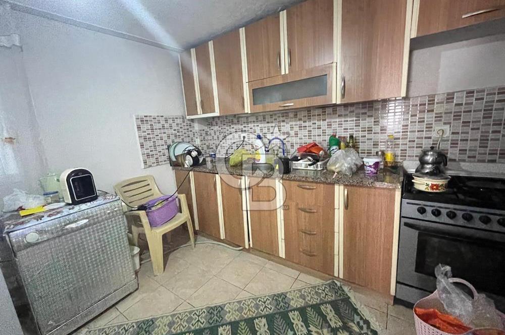 URLA GÜLBAHÇE'DE İÇERİSİNDE KAYITLI BİNA OLAN İMARLI ARSA
