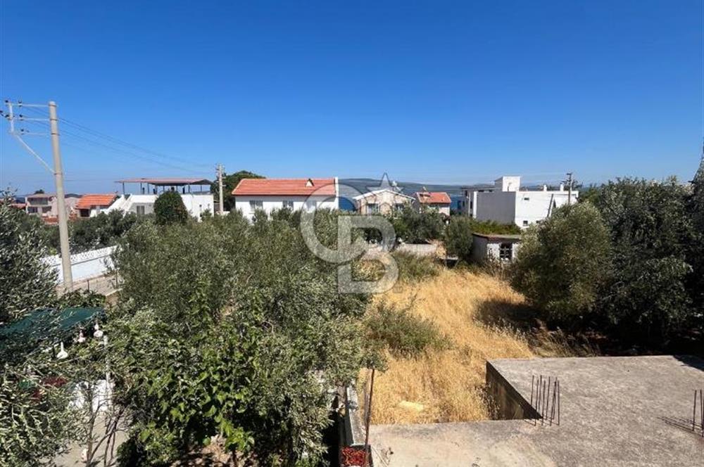 URLA GÜLBAHÇE'DE İÇERİSİNDE KAYITLI BİNA OLAN İMARLI ARSA