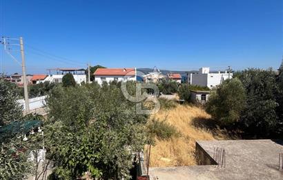 URLA GÜLBAHÇE'DE İÇERİSİNDE KAYITLI BİNA OLAN İMARLI ARSA