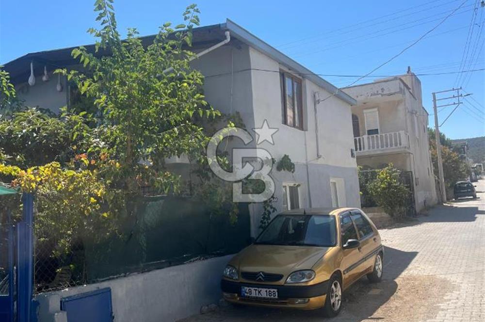 URLA GÜLBAHÇE'DE İÇERİSİNDE KAYITLI BİNA OLAN İMARLI ARSA