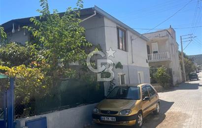 URLA GÜLBAHÇE'DE İÇERİSİNDE KAYITLI BİNA OLAN İMARLI ARSA