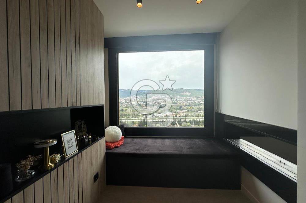 Güzelbahçe de Güvenlikli Site İçerisinde Deniz Manzaralı Villa