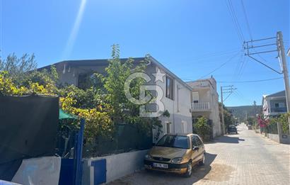 URLA GÜLBAHÇE'DE İÇERİSİNDE KAYITLI BİNA OLAN İMARLI ARSA