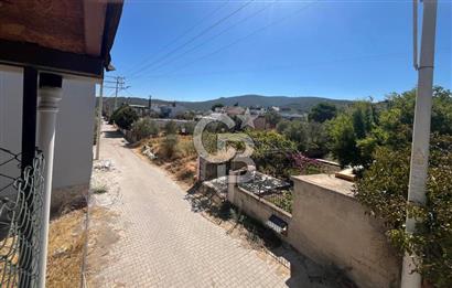 URLA GÜLBAHÇE'DE İÇERİSİNDE KAYITLI BİNA OLAN İMARLI ARSA