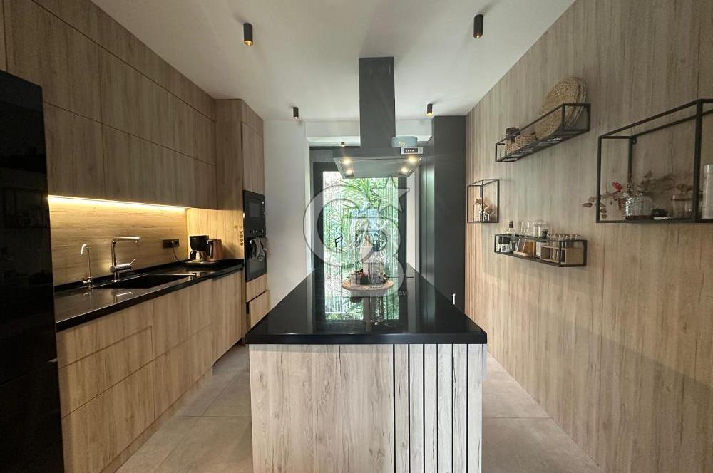 Güzelbahçe de Güvenlikli Site İçerisinde Deniz Manzaralı Villa