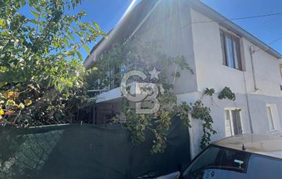 URLA GÜLBAHÇE'DE İÇERİSİNDE KAYITLI BİNA OLAN İMARLI ARSA