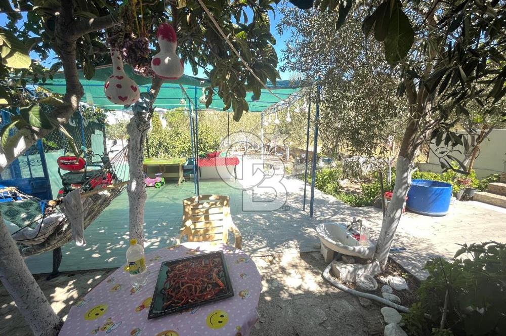 URLA GÜLBAHÇE'DE İÇERİSİNDE KAYITLI BİNA OLAN İMARLI ARSA