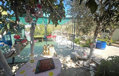 URLA GÜLBAHÇE'DE İÇERİSİNDE KAYITLI BİNA OLAN İMARLI ARSA