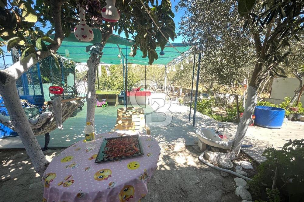 URLA GÜLBAHÇE'DE İÇERİSİNDE KAYITLI BİNA OLAN İMARLI ARSA