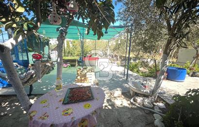 URLA GÜLBAHÇE'DE İÇERİSİNDE KAYITLI BİNA OLAN İMARLI ARSA