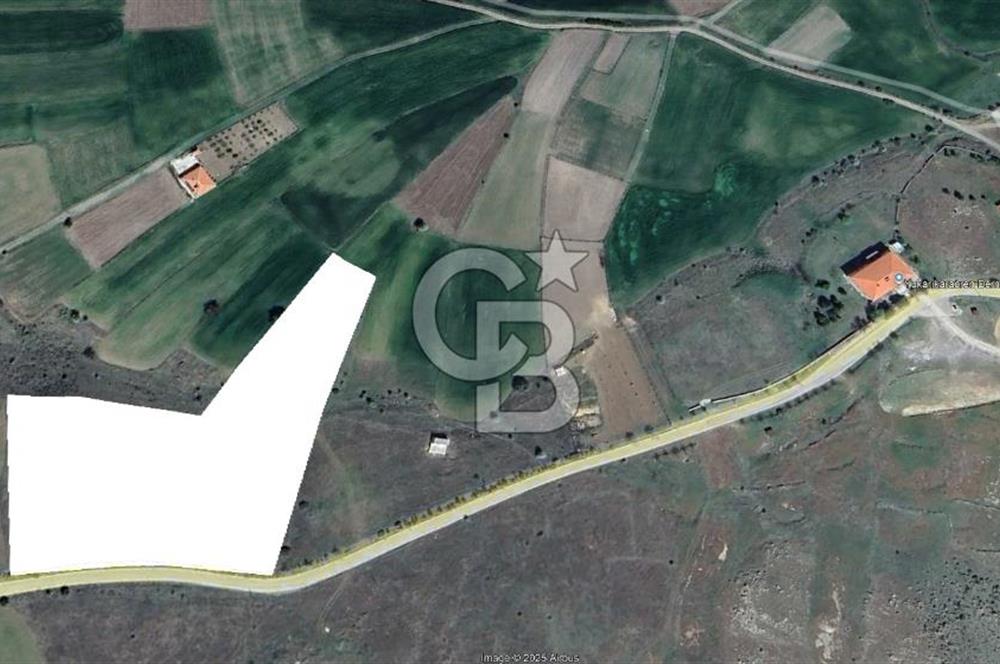 YUKARIKARAÖRENDE YOLA CEPHE KÖY MERKEZİNE YAKIN SATILIK TARLA