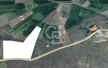 YUKARIKARAÖRENDE YOLA CEPHE KÖY MERKEZİNE YAKIN SATILIK TARLA