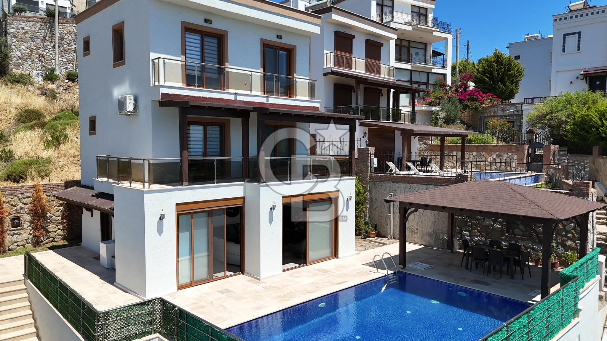 KADIKALESİNDE EŞYALI KİRALIK 3+1 TRİBLEKS HAVUZLU VİLLA