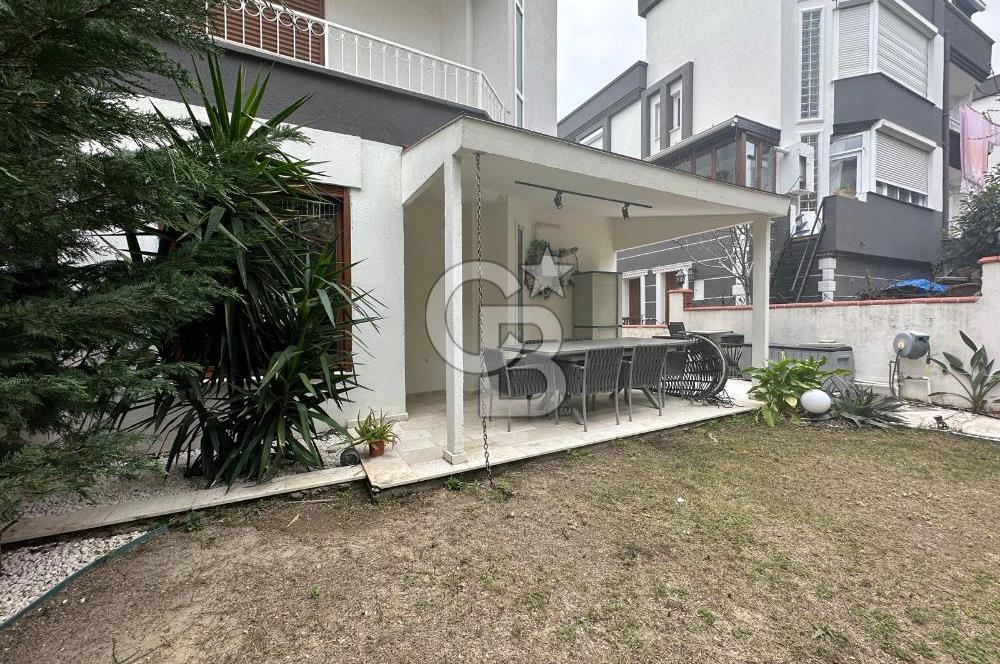 Güzelbahçe de Güvenlikli Site İçerisinde Deniz Manzaralı Villa