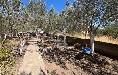 URLA GÜLBAHÇE'DE İÇERİSİNDE KAYITLI BİNA OLAN İMARLI ARSA