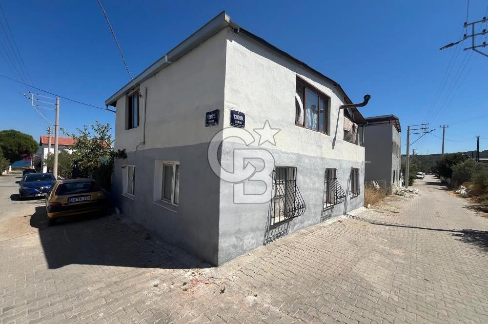 URLA GÜLBAHÇE'DE İÇERİSİNDE KAYITLI BİNA OLAN İMARLI ARSA
