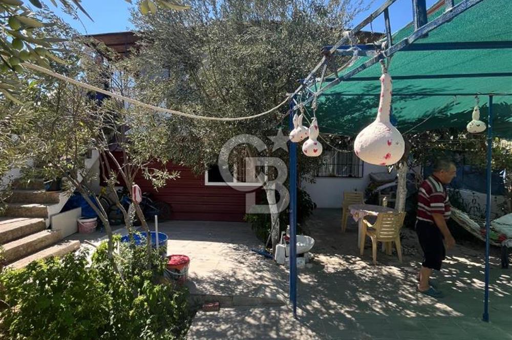 URLA GÜLBAHÇE'DE İÇERİSİNDE KAYITLI BİNA OLAN İMARLI ARSA