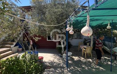 URLA GÜLBAHÇE'DE İÇERİSİNDE KAYITLI BİNA OLAN İMARLI ARSA