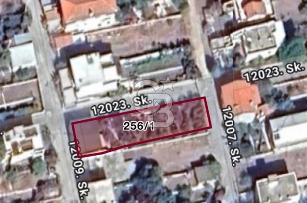 URLA GÜLBAHÇE'DE İÇERİSİNDE KAYITLI BİNA OLAN İMARLI ARSA