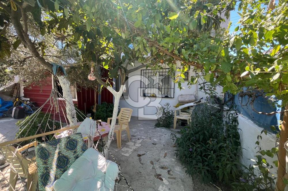 URLA GÜLBAHÇE'DE İÇERİSİNDE KAYITLI BİNA OLAN İMARLI ARSA