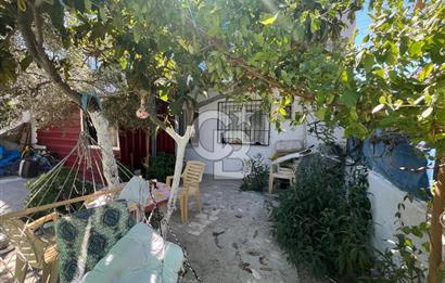 URLA GÜLBAHÇE'DE İÇERİSİNDE KAYITLI BİNA OLAN İMARLI ARSA