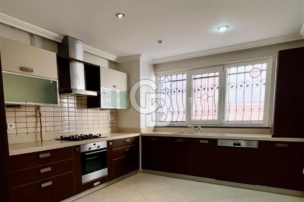 Yalı Parselinde Deniz Manzaralı 4+1 Bahçe Katı