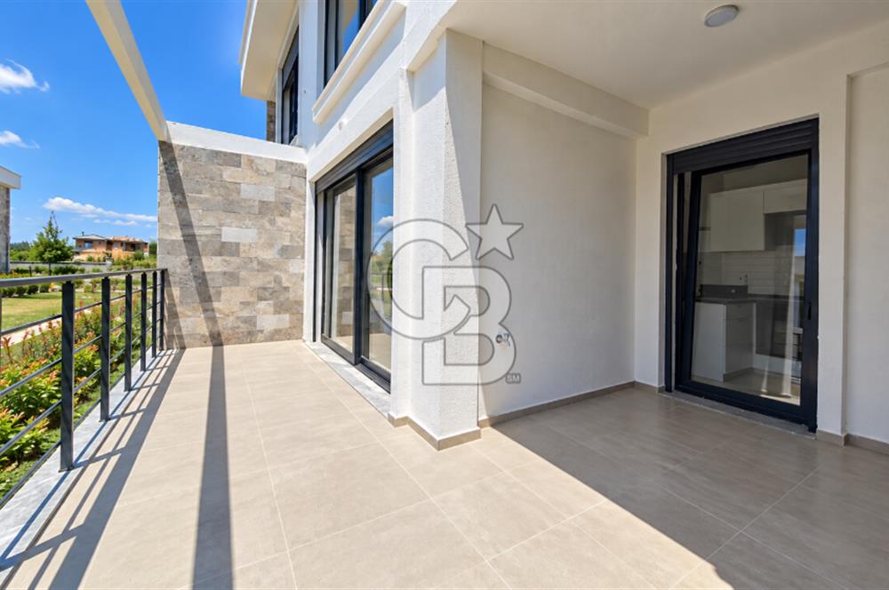 Ayvalık Altınova Havuzlu Site İçi Köşe Konum Satılık 2+1 Villa