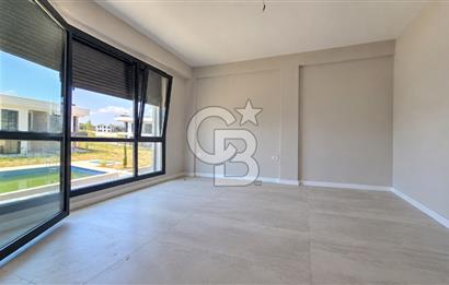 Ayvalık Altınova Havuzlu Site İçi Köşe Konum Satılık 2+1 Villa