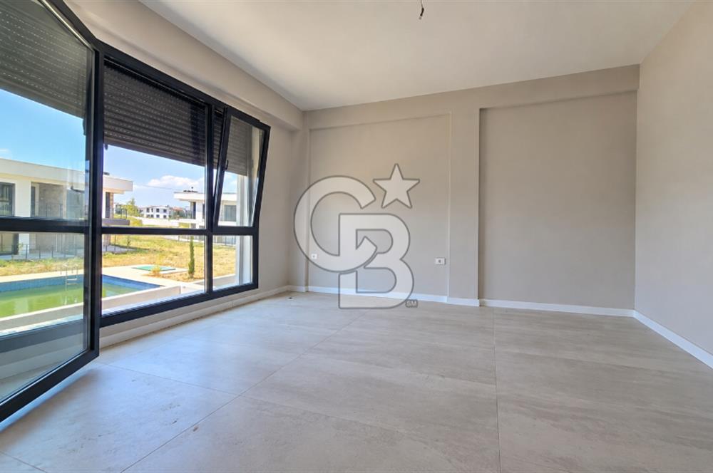 Ayvalık Altınova Havuzlu Site İçi Köşe Konum Satılık 2+1 Villa