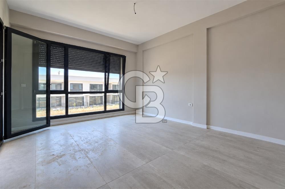 Ayvalık Altınova Havuzlu Site İçi Köşe Konum Satılık 2+1 Villa