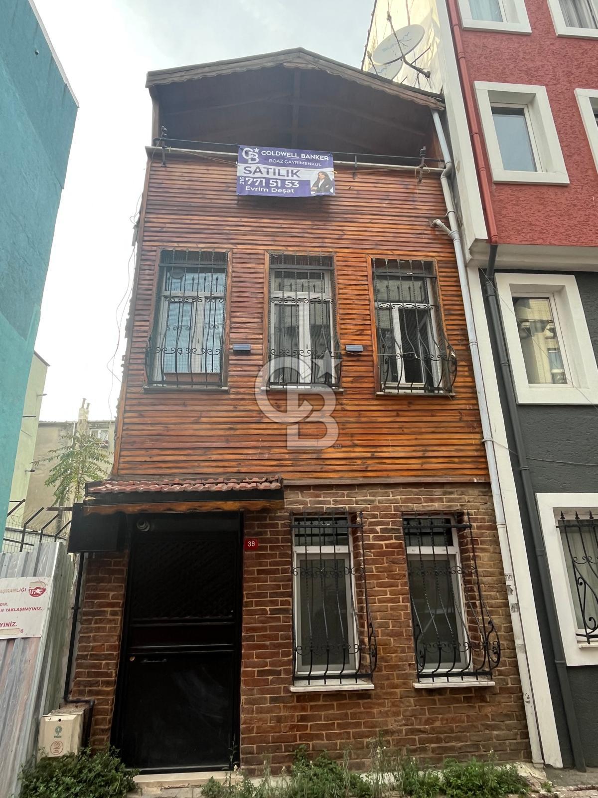 FATİH BALAT’TA TARİHİ DOKUSUYLA ÖNE ÇIKAN 3 KATLI SATILIK KÂRGİR BİNA