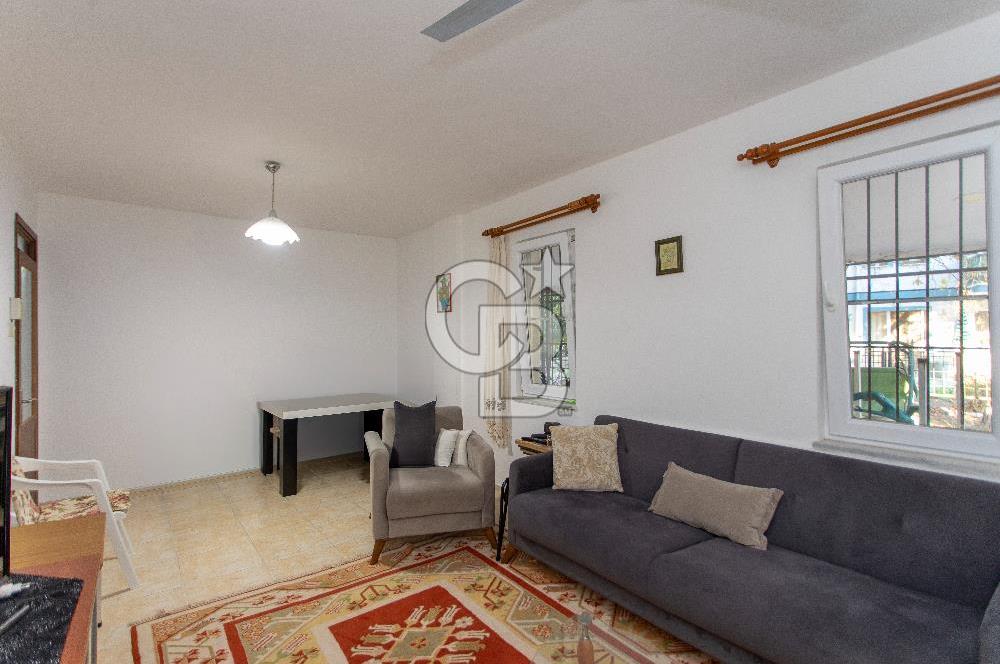 Foça Atatürk Mah. Satılık 2+1 Bahçe Katı Kapalı Mutfaklı Daire