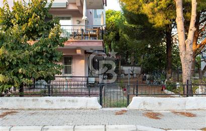 Foça Atatürk Mah. Satılık 2+1 Bahçe Katı Kapalı Mutfaklı Daire