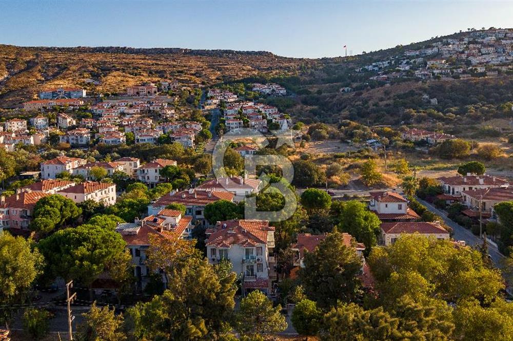 Foça Atatürk Mah. Satılık 2+1 Bahçe Katı Daire