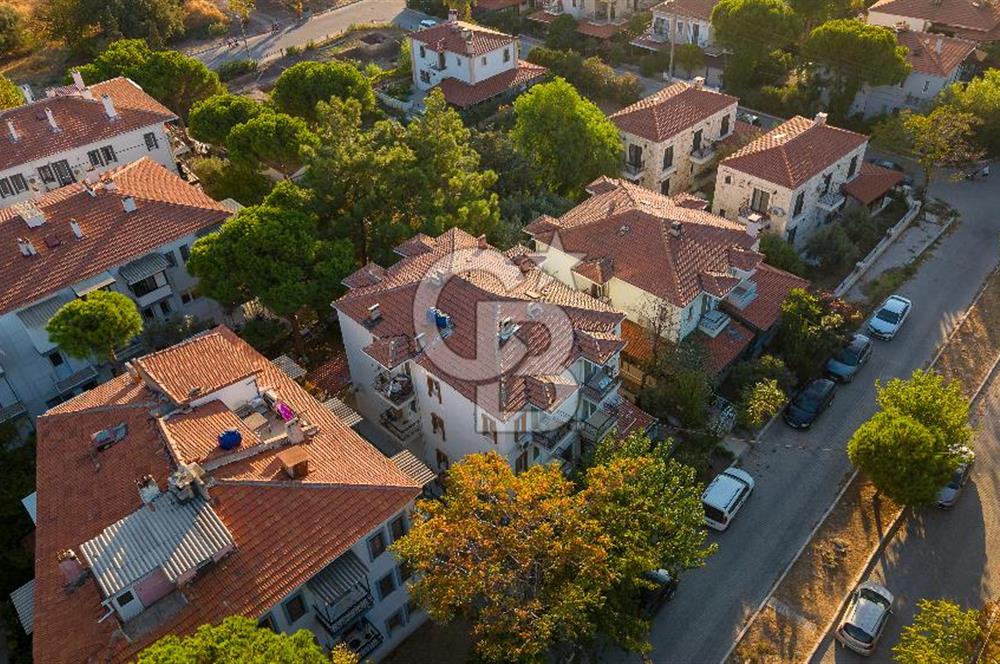 Foça Atatürk Mah. Satılık 2+1 Bahçe Katı Daire