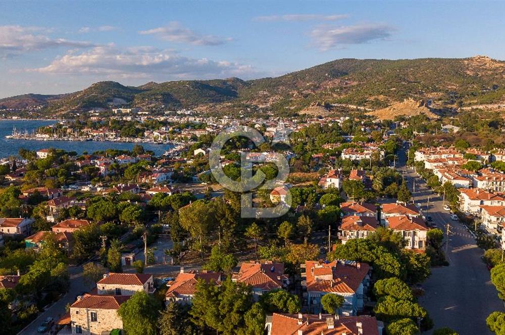 Foça Atatürk Mah. Satılık 2+1 Bahçe Katı Daire