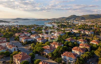 Foça Atatürk Mah. Satılık 2+1 Bahçe Katı Kapalı Mutfaklı Daire