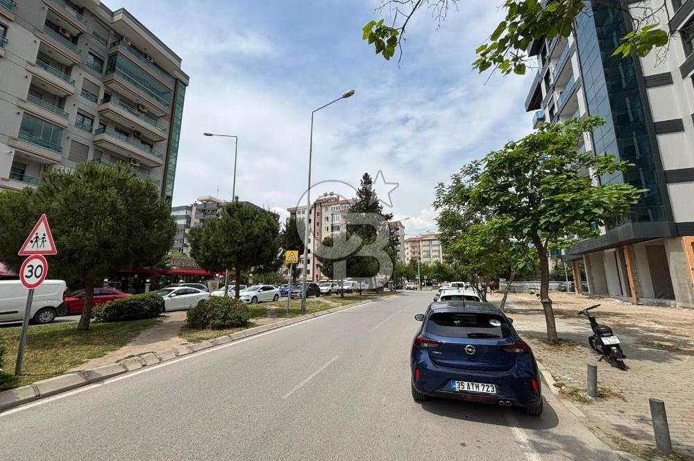 İzmir Bayraklı'da Cadde Üzeri Köşe Geniş 3+1 Satılık Daire