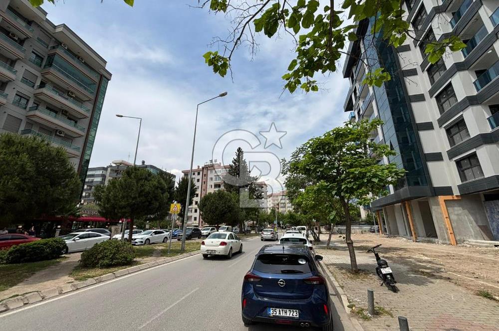 İzmir Bayraklı'da Cadde Üzeri Köşe Geniş 3+1 Satılık Daire