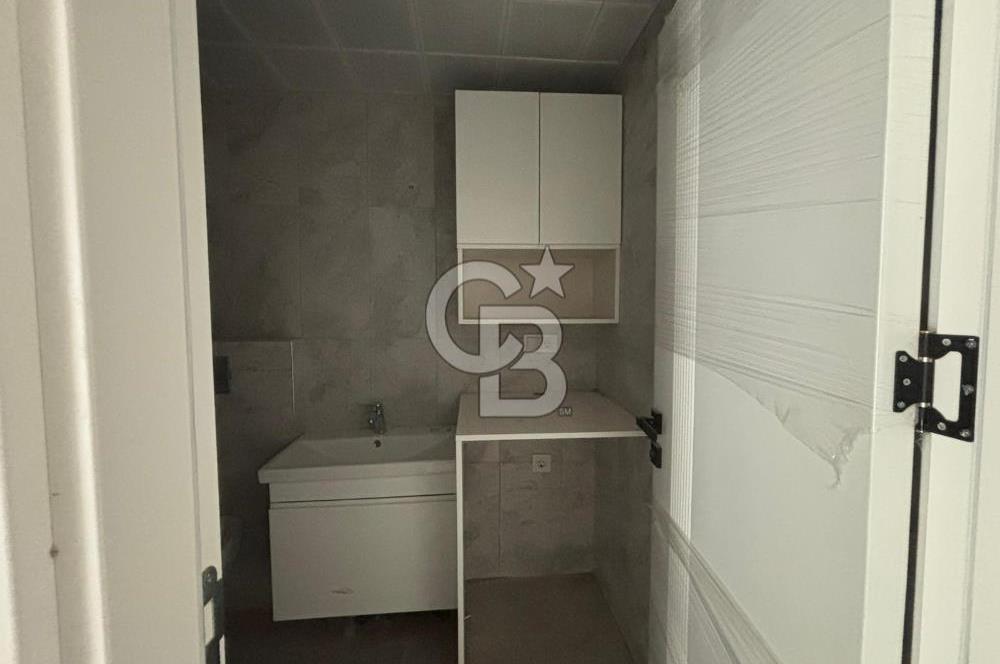 İzmir Bayraklı'da Cadde Üzeri Köşe Geniş 3+1 Satılık Daire