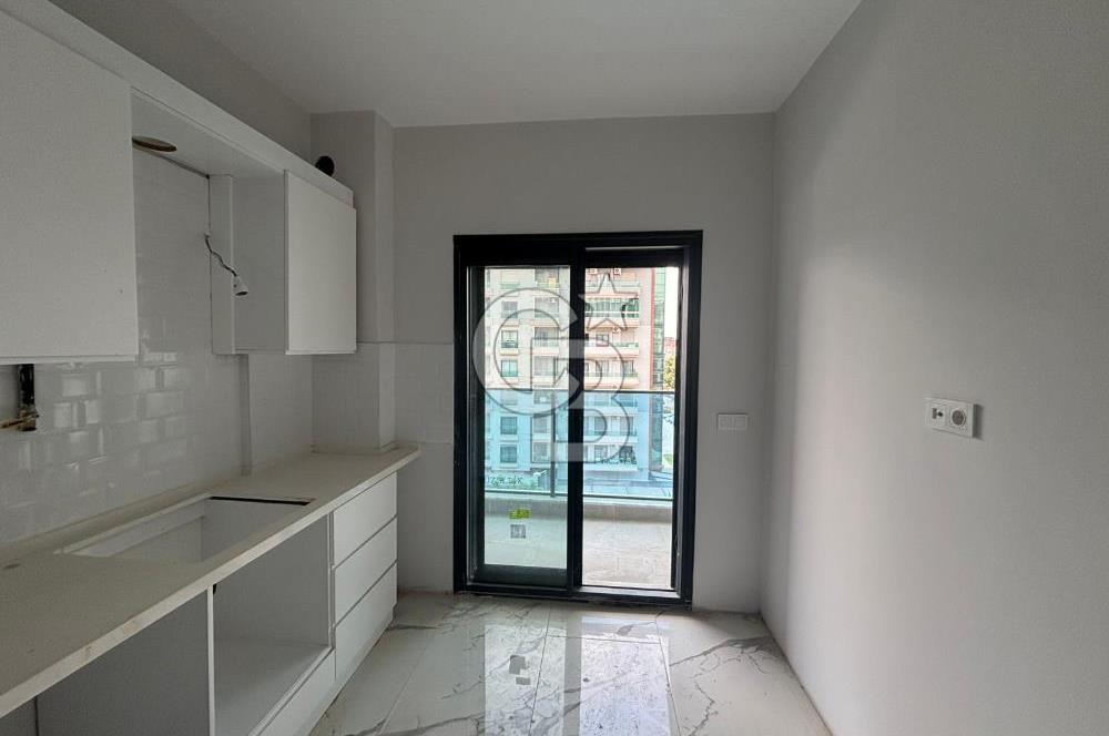 İzmir Bayraklı'da Cadde Üzeri Köşe Geniş 3+1 Satılık Daire