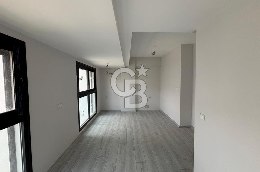 İzmir Bayraklı'da Cadde Üzeri Köşe Geniş 3+1 Satılık Daire
