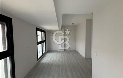 İzmir Bayraklı'da Cadde Üzeri Köşe Geniş 3+1 Satılık Daire