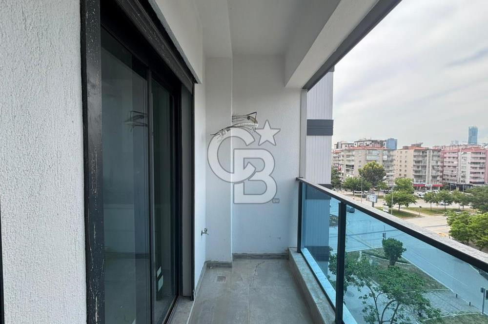 İzmir Bayraklı'da Cadde Üzeri Köşe Geniş 3+1 Satılık Daire