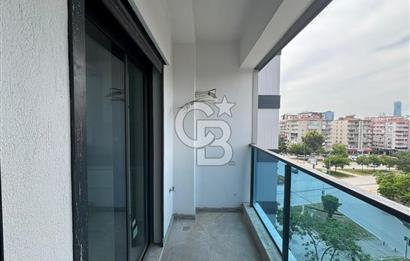 İzmir Bayraklı'da Cadde Üzeri Köşe Geniş 3+1 Satılık Daire